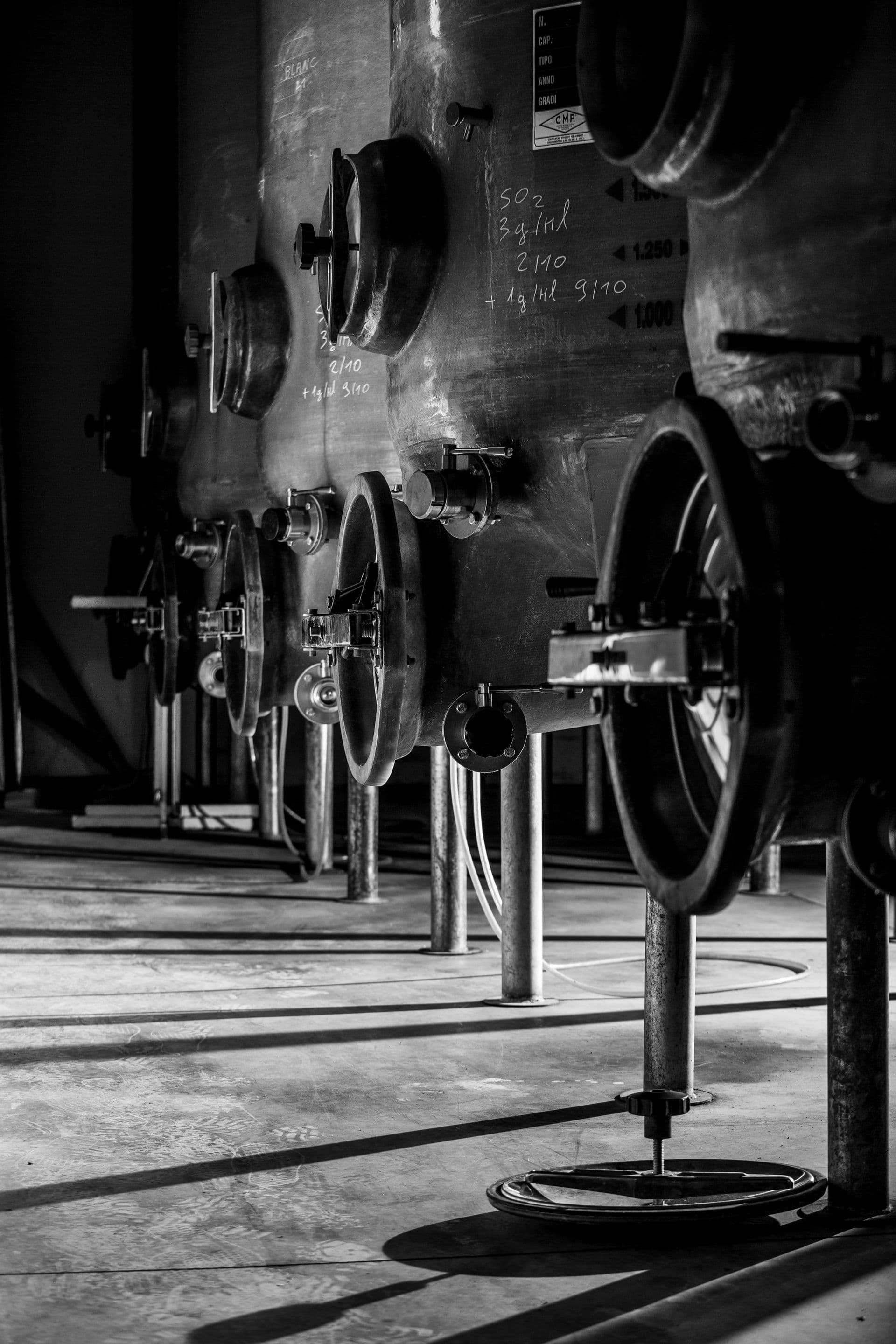 Cuves de vinification avec relevés de cave à la craie